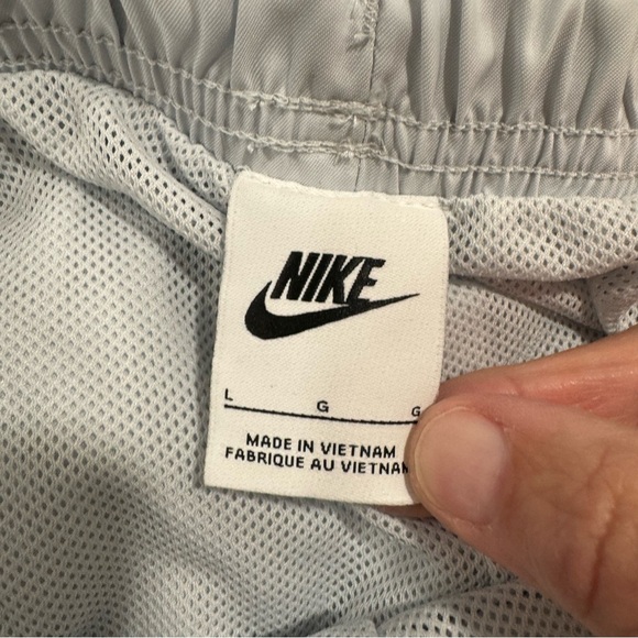 Men’s Nike Standard Fit Above the Knee Length Shorts, size Large, Silver - Picture 4 of 6